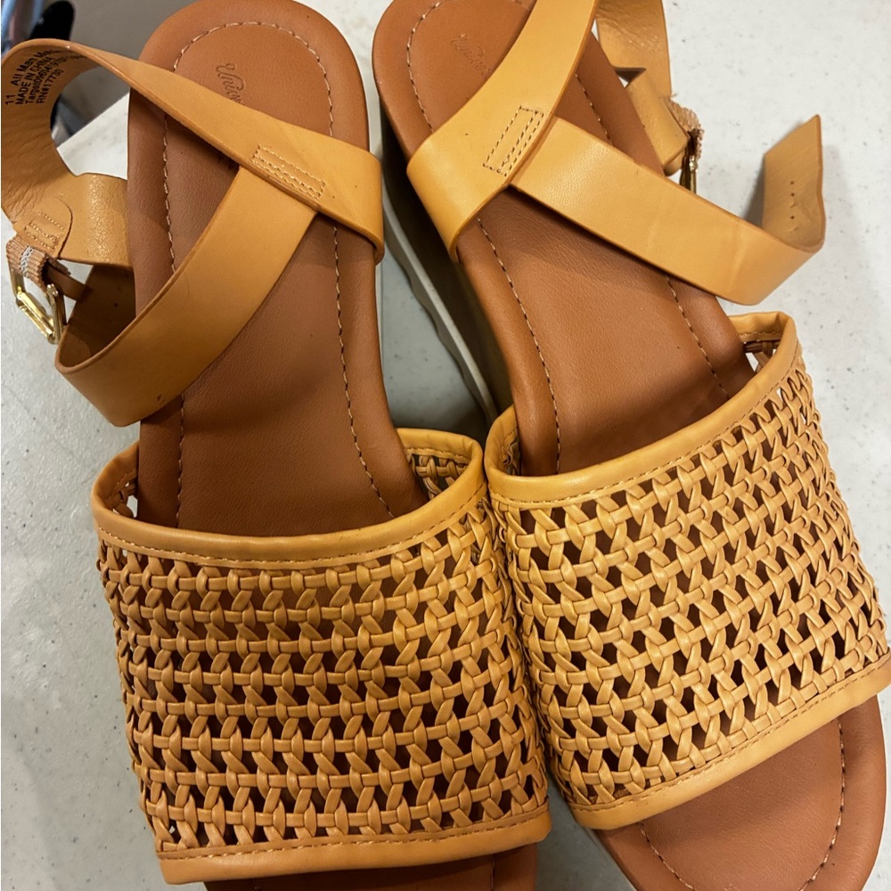 Universal Thread Tan Sandals with Woven Design